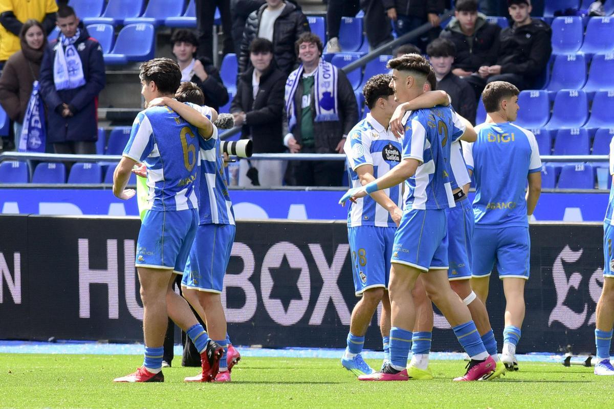 Victoria del Fabril: jugadores y afición celebran el 3-0 en Riazor Victoria del Fabril: jugadores y afición celebran el 3-0 en Riazor