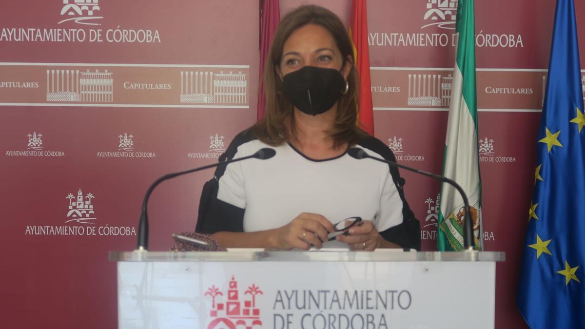 La portavoz del PSOE, Isabel Ambrosio, en la comparecencia de hoy.