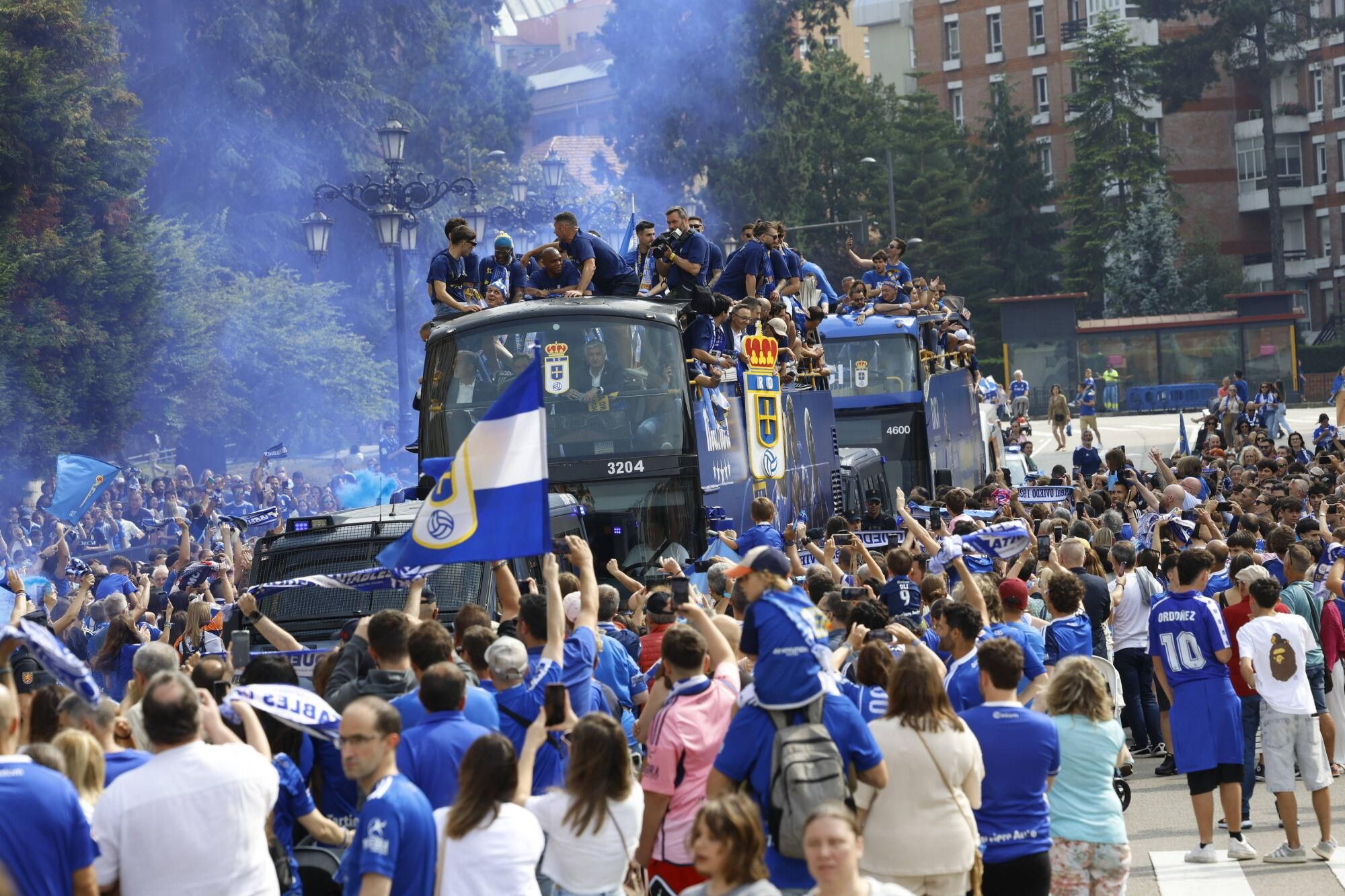 Locura azul en las calles de Oviedo para celebrar el ascenso del equipo a Primera División