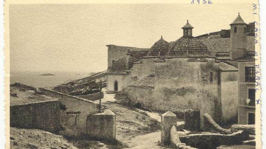 Foto en la que, a la derecha, aparece la casa donde nació Úrsula Sternau, justo en el balcón donde hay un pañal colgado.