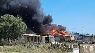 Un incendio en unas barracas cercanas al Port de Barcelona obliga a movilizar cinco dotaciones de Bombers