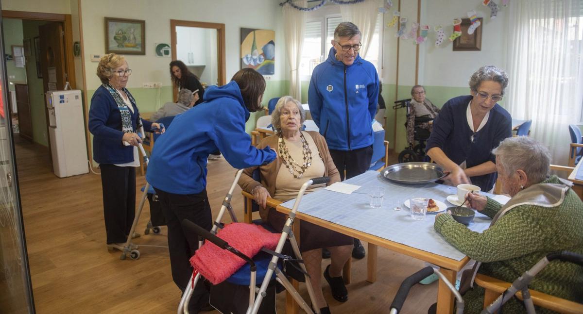 Los doctores Fernando Lamelo y Laura Gamonal, durante una visita a la residencia Bellolar, en Palavea. |  Casteleiro