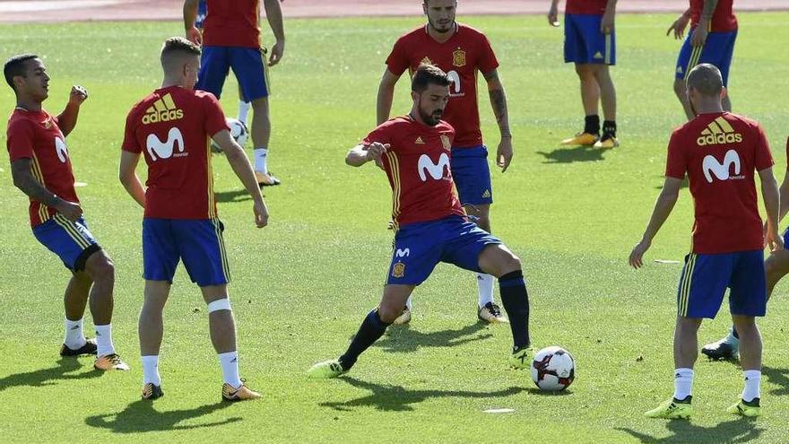 David Villa toca el balón en uno de lo rondos del entrenamiento de la selección española.