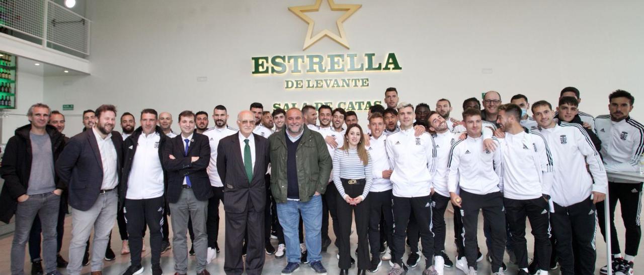 La plantilla del FC Cartagena, ayer durante su visita a Estrella de Levante. L.O.