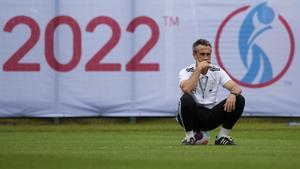 Jorge Vilda observa el entrenamiento de la selección antes de su debut