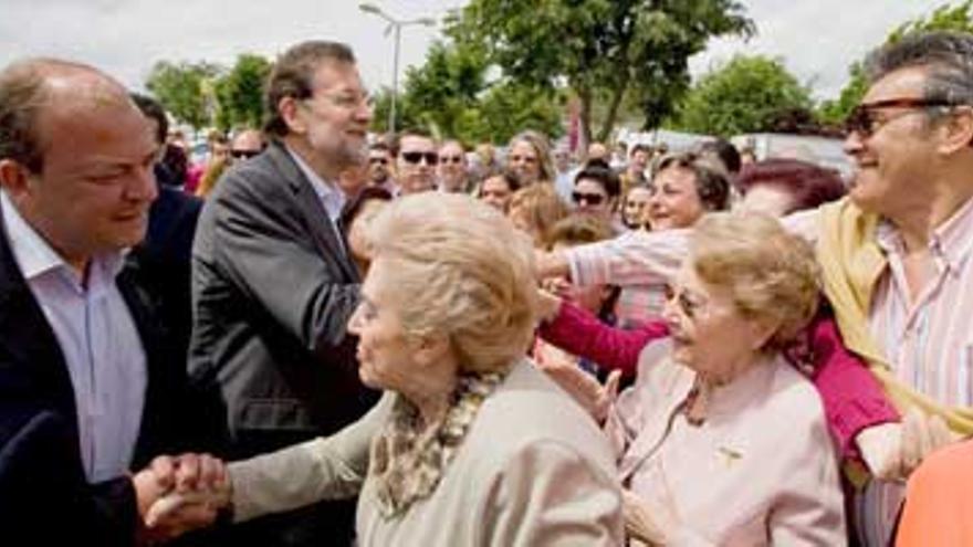 Rajoy proclama que Extremadura tiene &quot;la gran oportunidad del cambio&quot;