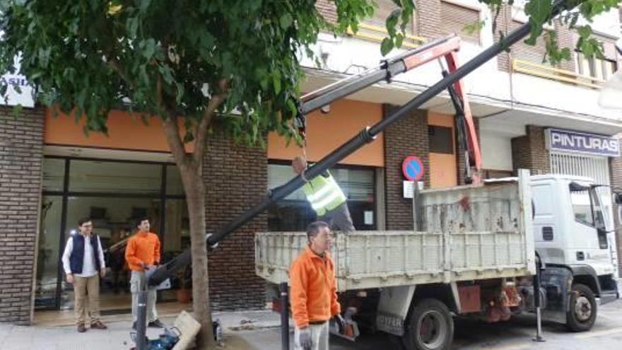 Ontinyent retira diez farolas del barrio de Sant Josep partidas por la corrosión