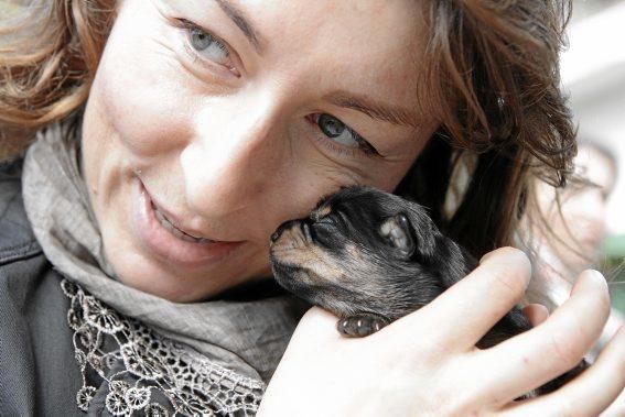 Seit über 30 Jahren betreibt Josefi na Vivancos in Pollença ein Hundeasyl. Zum Tierschutz kam die Mallorquinerin eher zufällig. Heute lebt sie mit 40 Hunden auf einer Finca und hat Hunderten von Vier