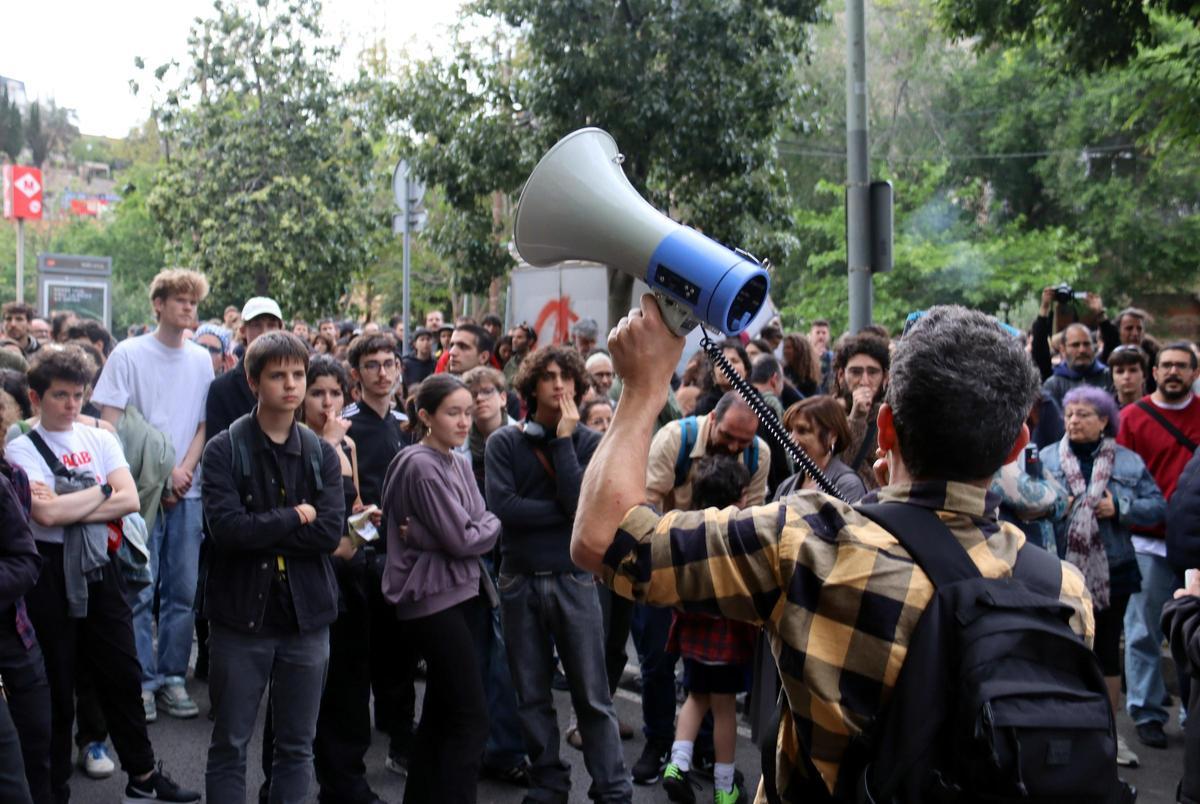 Manifestación contra el desalojo de un campamento de barracas en el barrio de Vallcarca, en Barcelona.