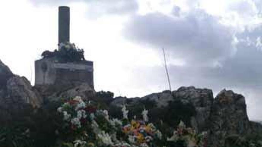 Homenaje floral en el Cabo Peñas.