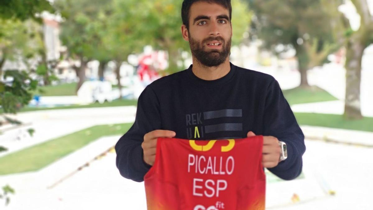 El triatleta posa en los jardines de A Estrada con su maillot. |  // L.D.