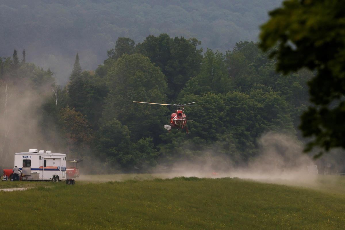 Un helicóptero aterriza en una zona despejada cerca de un fuego activo desde el domingo 4 de mayo a orillas del lago Centennial, en el municipio de Greater Madawaska, Ontario, Canadá.