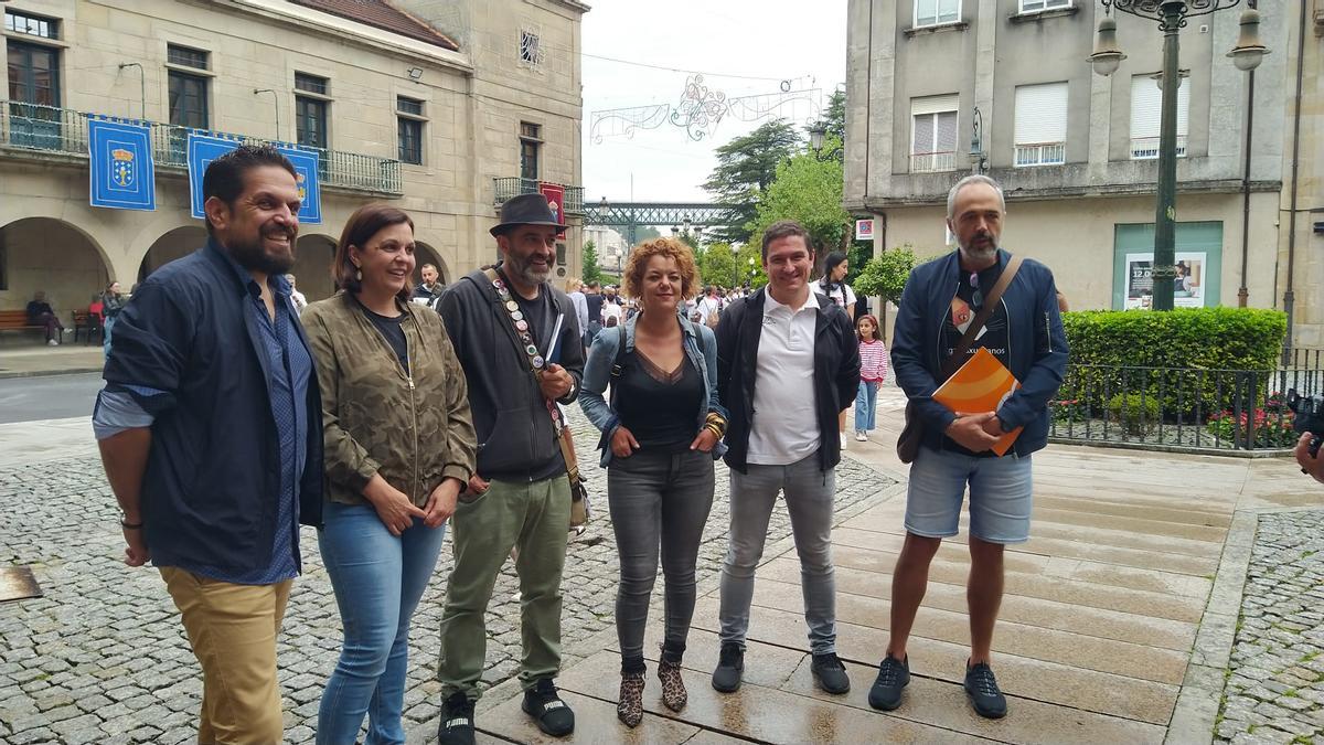 Los integrantes de AER y del PSOE que negocian un pacto de gobierno, hoy por la tarde, antes de la reunión. De izq. a dcha. Daniel Boullosa, Rita Couñago, Roberto Villar, María Castro, Iván Valles y Cuni Orge.