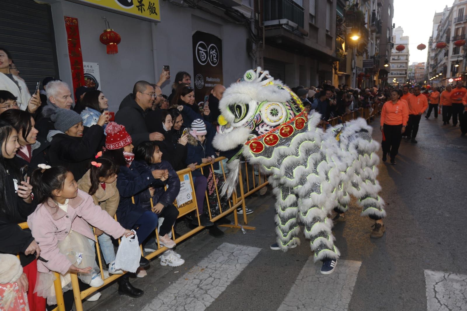 València recibe el nuevo año chino en una multitudinaria celebración