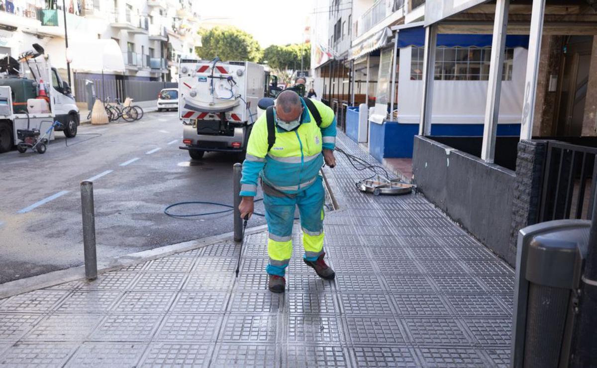 Los vecinos de ses Figueretes piden que el barrio de Vila esté limpio todo el año | FOTOS DE VICENT MARÍ
