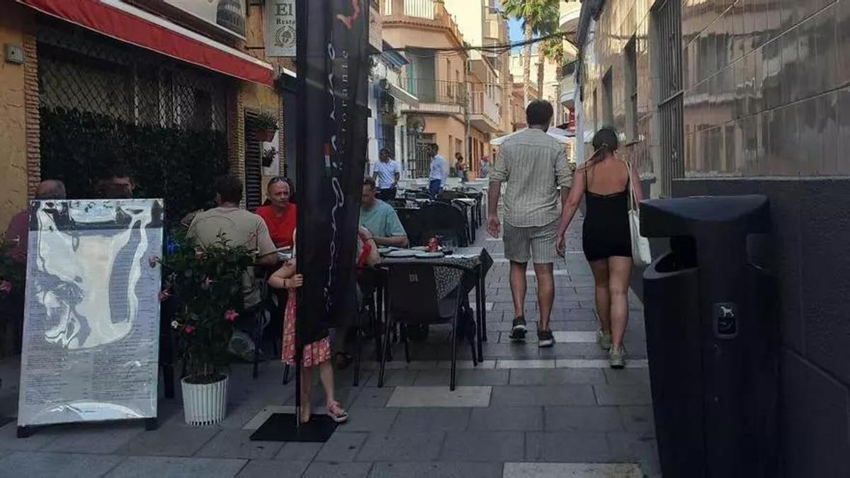 "Pasillo" peatonal entre las terrazas de la calle Torrevejenses Ausentes