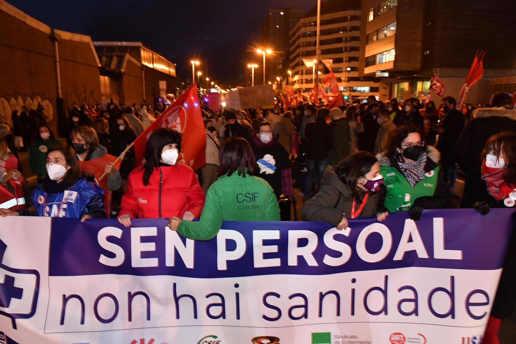 Manifestación de trabajadores del Hospital de A Coruña: &quot;Sen persoal non hai sanidade&quot;