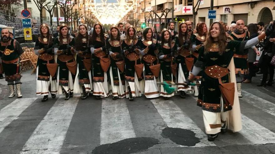 Imagen de la escuadra femenina desfilando por País Valencià