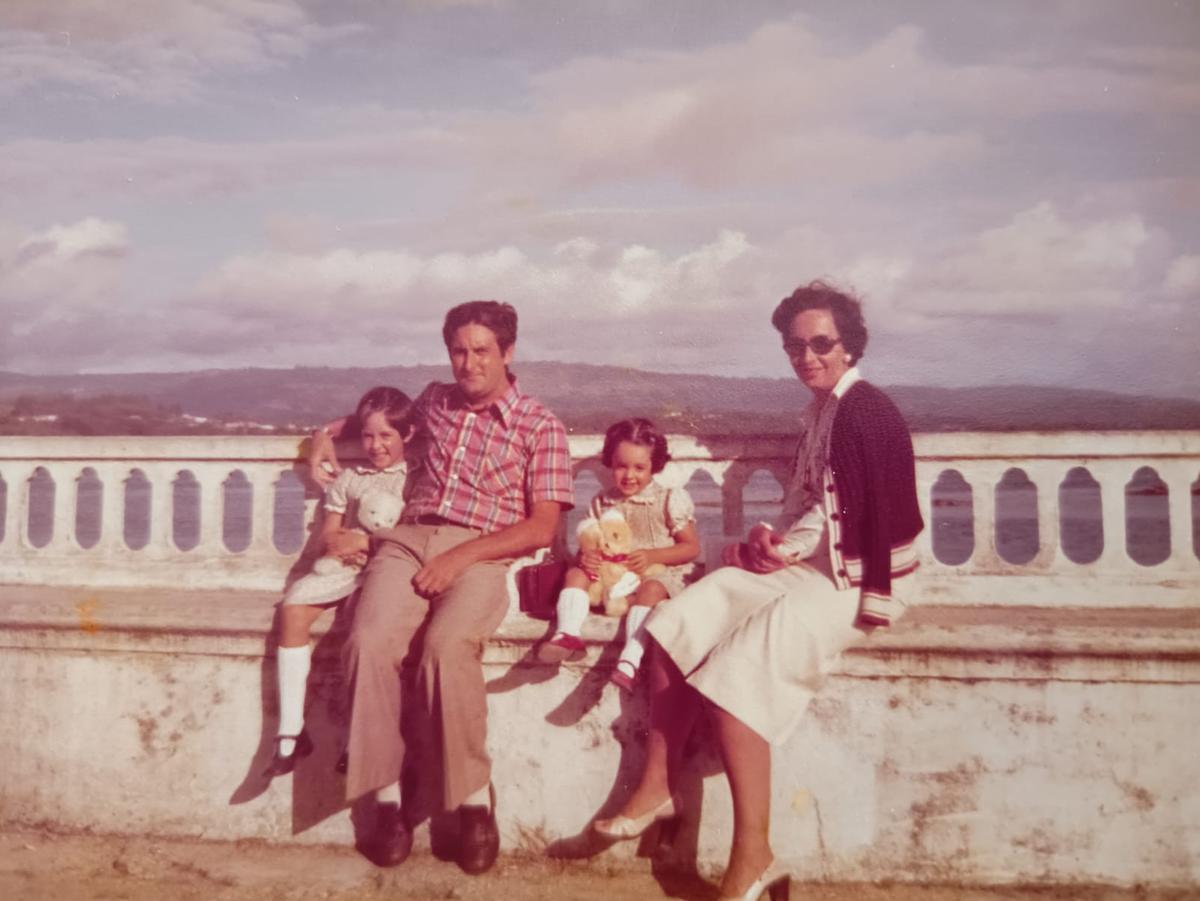 Imagen tomada en 1977: Sonia Dabalsa Bustamante, junto a su hermana Gloria (1ª i.) y sus padres, Irene y Enrique, en A Toxa.