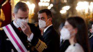 Pedro Sánchez junto a Felipe VI y la reina Letizia durante un acto en el Palacio Real. 