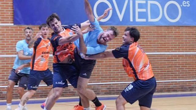 Gigi lanza a portería durante el duelo ante el BM Base Oviedo. | CEDIDA