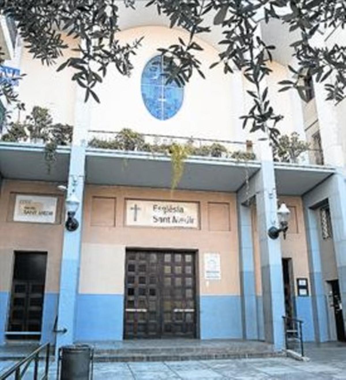 Obrera 8 Façana de la parròquia, construïda el 1949. Obrera 8 Façana de la parròquia, construïda el 1949.