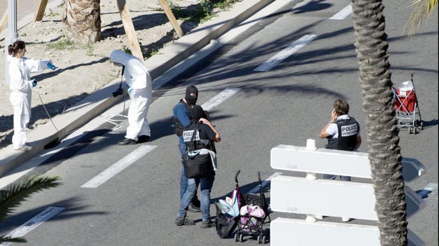 Policia científica recollint proves en el lloc dels fets.