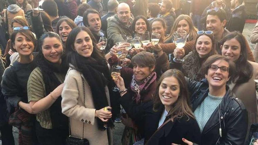 Un grupo de jóvenes tomando algo en las inmediaciones de la Colegiata. // Facebook la Colegiala