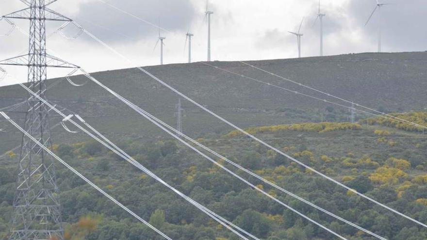 Tendidos eléctricos de alta tensión de Red Eléctrica a su paso por Requejo de Sanabria.