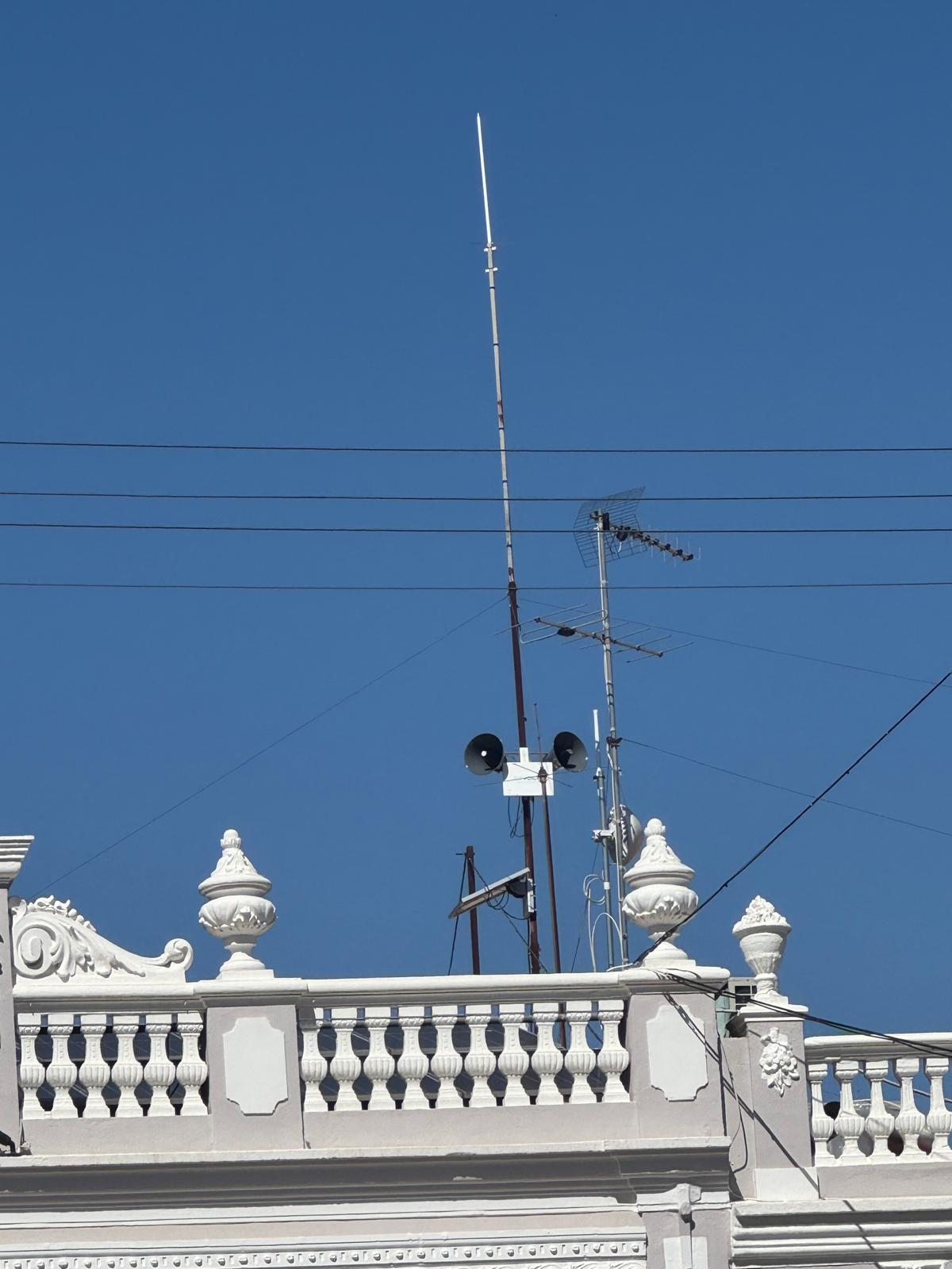 Altavoces instalados en el edificio consistorial.