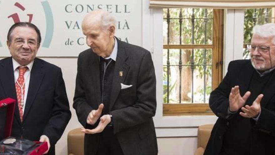 Manuel Muñoz, presidente de la Real Academia de Bellas Artes, recibió la medalla de la CVC de manos de su presidente, Santiago Grisolía.