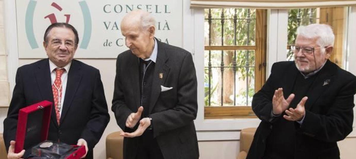 Manuel Muñoz, presidente de la Real Academia de Bellas Artes, recibió la medalla de la CVC de manos de su presidente, Santiago Grisolía.