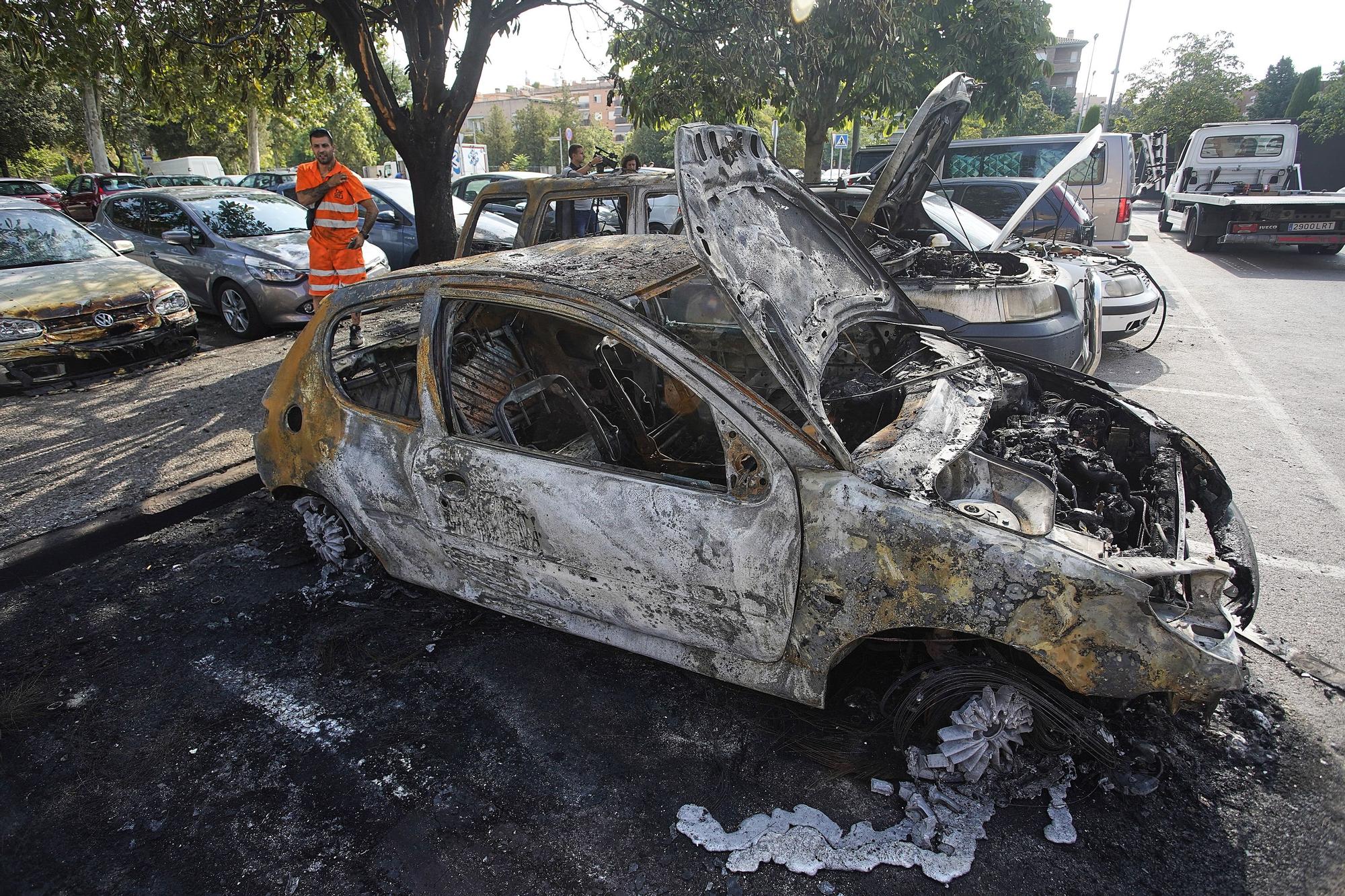 Incendi de vehicles al pàrquing del parc del Migdia