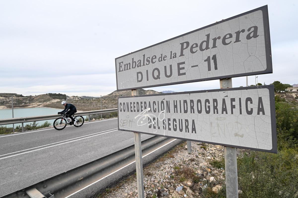 La carretera de Vistabella transcurre por la parte superior de la presa en el embalse