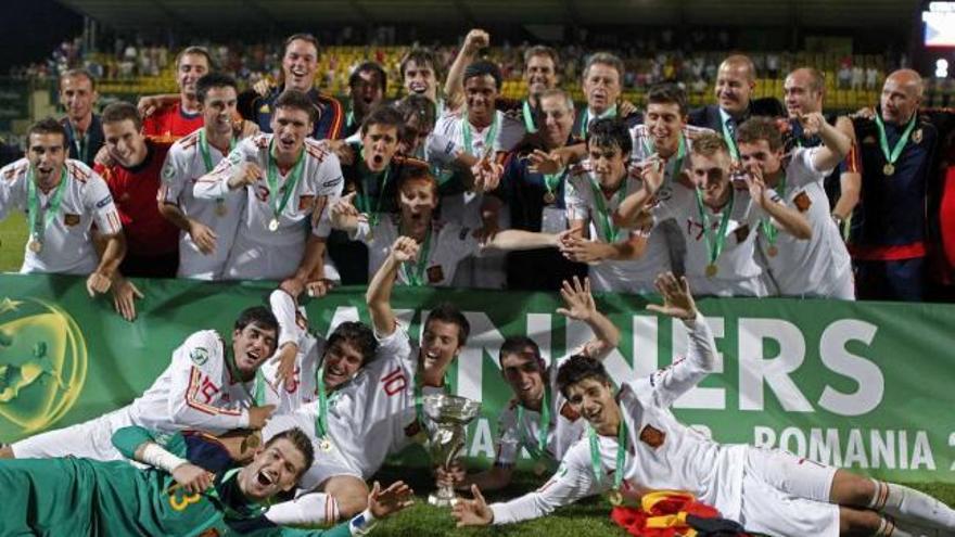 Los futbolistas de la selección española sub 19 posan con el título europeo conquistado ayer. / b. cristel