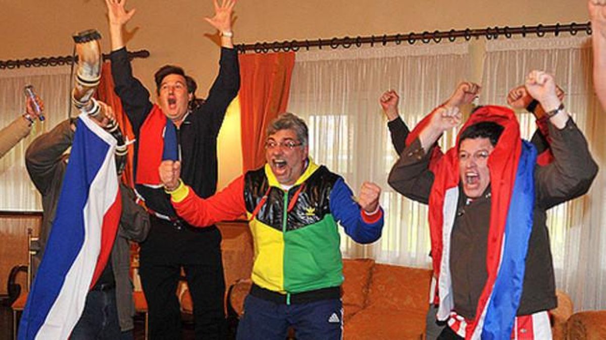 El president del Paraguai, Fernando Lugo (centre), celebra el triomf de la seva selecció sobre el Japó, en els quarts del Mundial. El combinat paraguaià es va imposar en la tanda de penals.