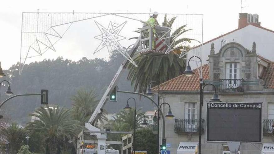 Instalación de alumbrado ayer en Cangas. // Santos Álvarez