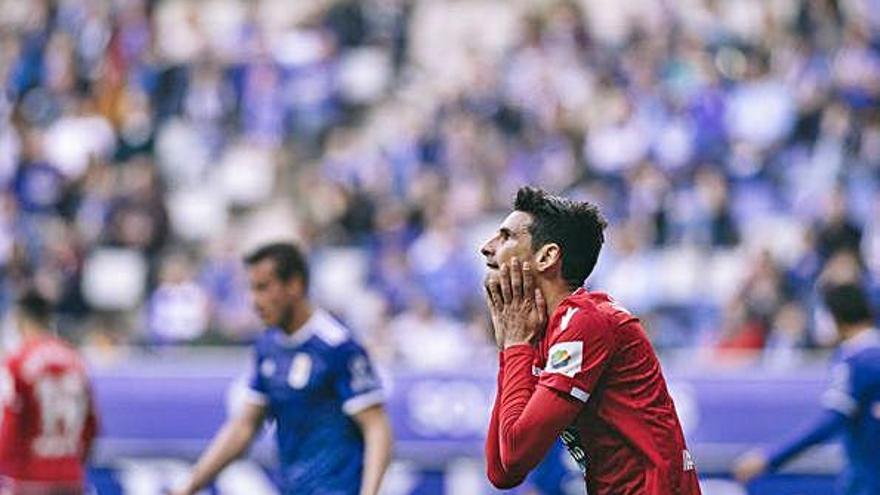 Vicente Gómez se lamenta en el partido contra el Oviedo del domingo en el Carlos Tartiere.