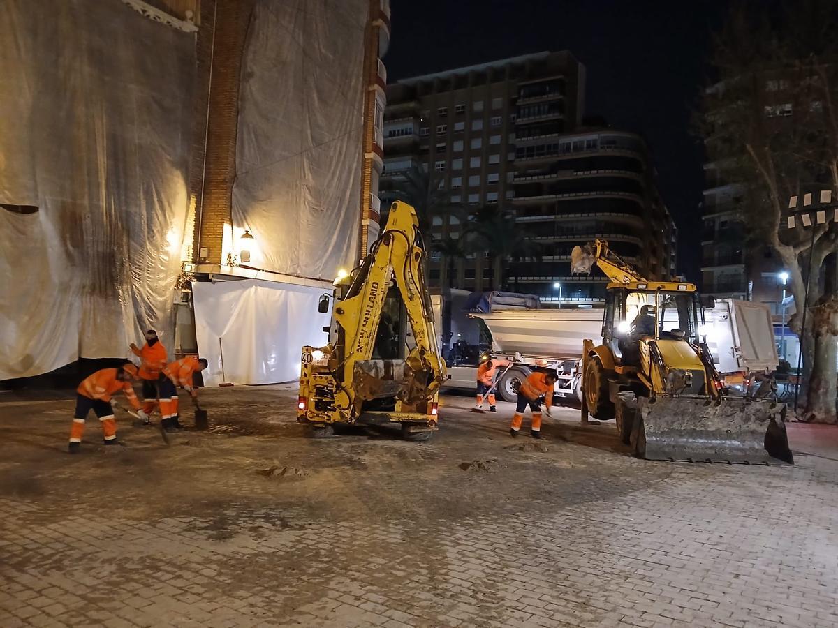 Trabajos de limpieza en el emplazamiento de la falla El Mercat.