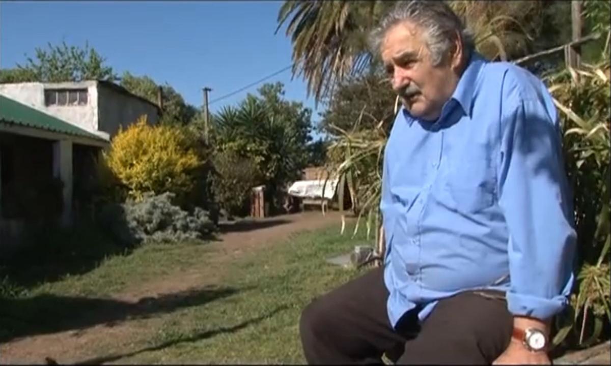 Pepe Mujica en un fotograma de 'Estado de exilio', en su chacra, en 2009.
