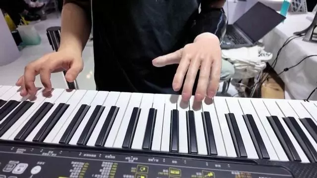 Una mano biónica permite tocar el piano a personas con amputaciones