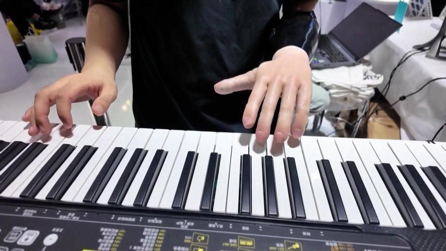 MANO BIÓNICA TOCAR PIANO | Una mano biónica permite tocar el piano a personas con amputaciones