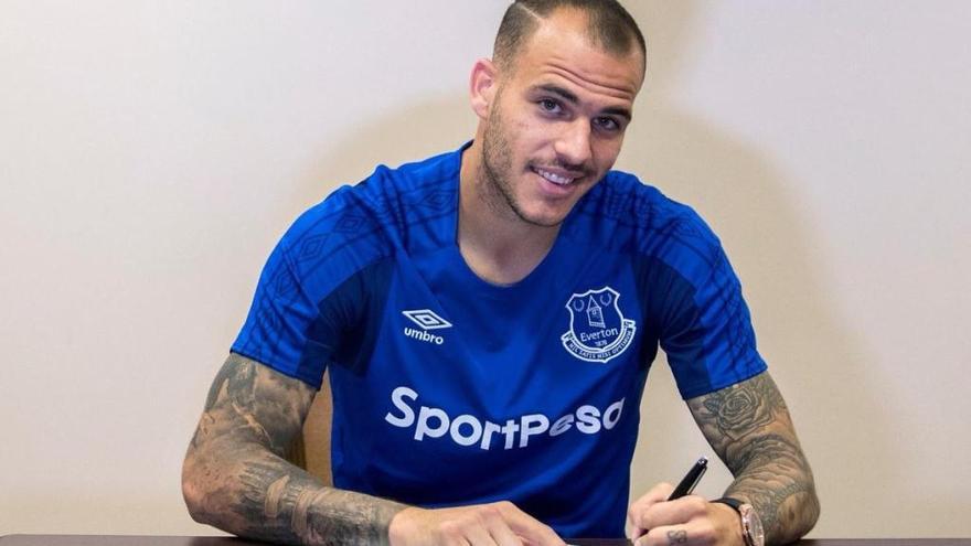 Sandro firma su contrato con el Everton tras su marcha del Málaga.