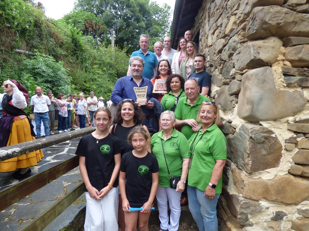 Por la izquierda, atrás, Marcelino Marcos, José Luis Rodríguez, Manuel Fernández, Pablo García, Montse Fernández y Cristina Vega. Con las placas en sus manos, César Castaño y Carolina Castro y el edil Sergio Martínez. Delante, integrantes del grupo “La Fonte La Faya” Manoli Fernández, Delfín Suárez, María Antonia Suárez, con Valeria y Micaela Fernández, Edelmira Gayo y Carmen Riesgo.
