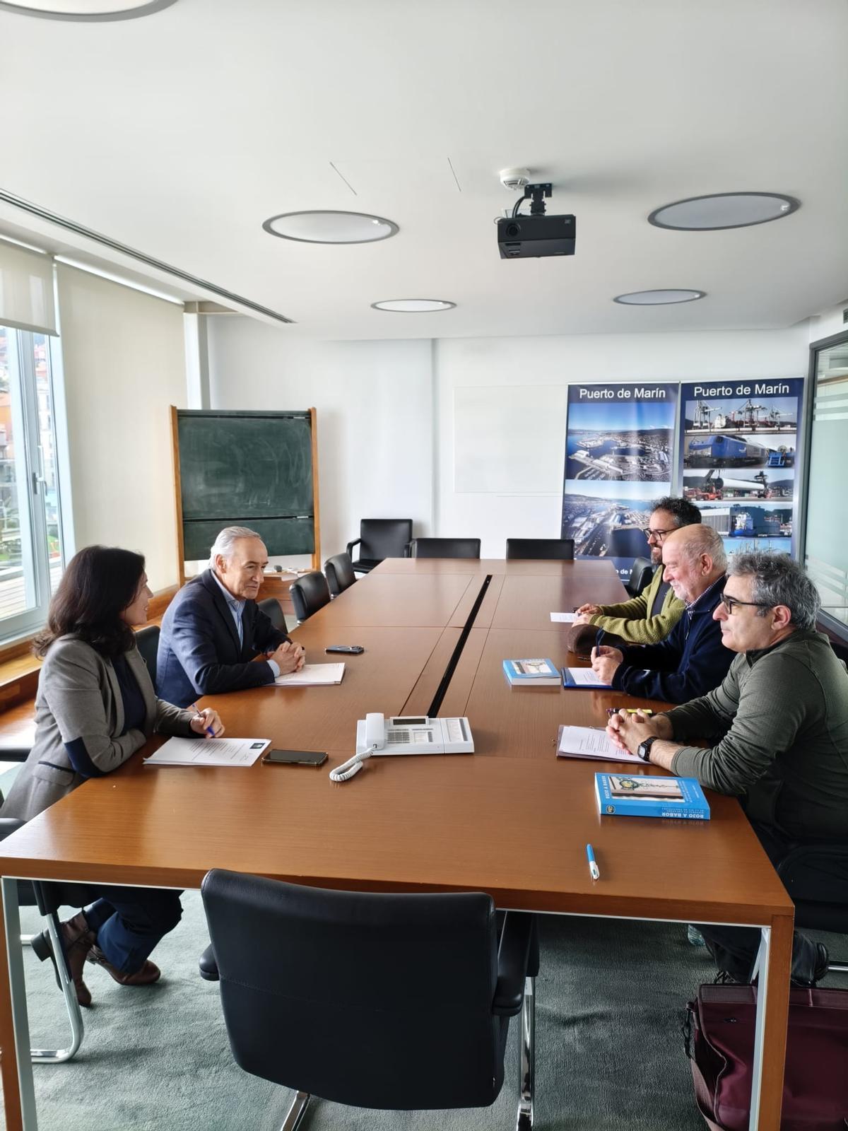 La reunión del presidente de la Autoridade Portuaria de Marín, José Benito Suárez Costa, con representantes de Anduxía, PineirÓns y Os Galos.
