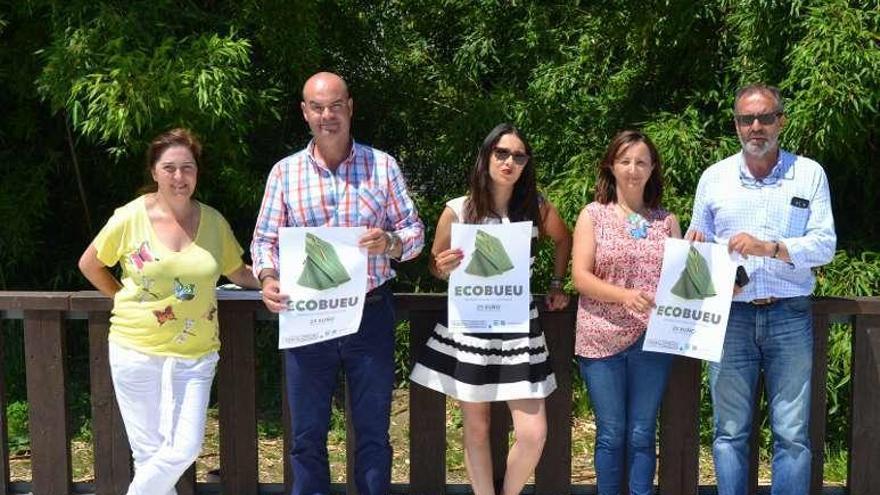 El Concello presentó ayer la novena edición de EcoBueu, que se celebrará en la Praza Massó de Bueu. // T.G.