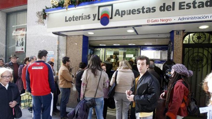 Multitud de personas hacen cola en una administración de loterías de la ciudad de Murcia