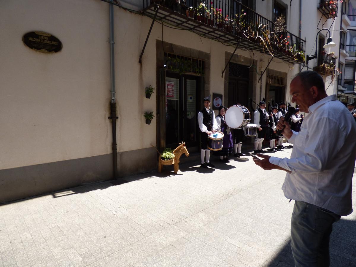 Alejandro López recuerda la visita de Gaspar Melchor de Jovellanos a Cangas del Narcea ante el palacio de los Peñalba.