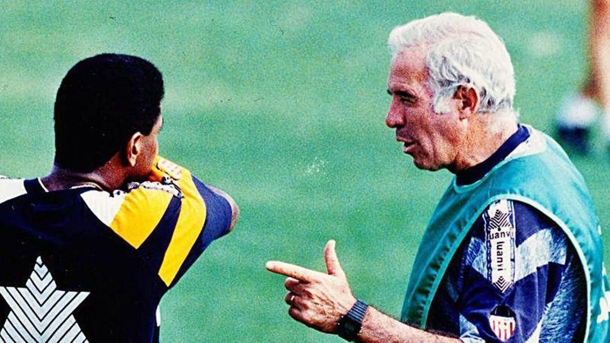 Luis Aragonés junto con el medio brasileño Mazinho a finales de los años 90
