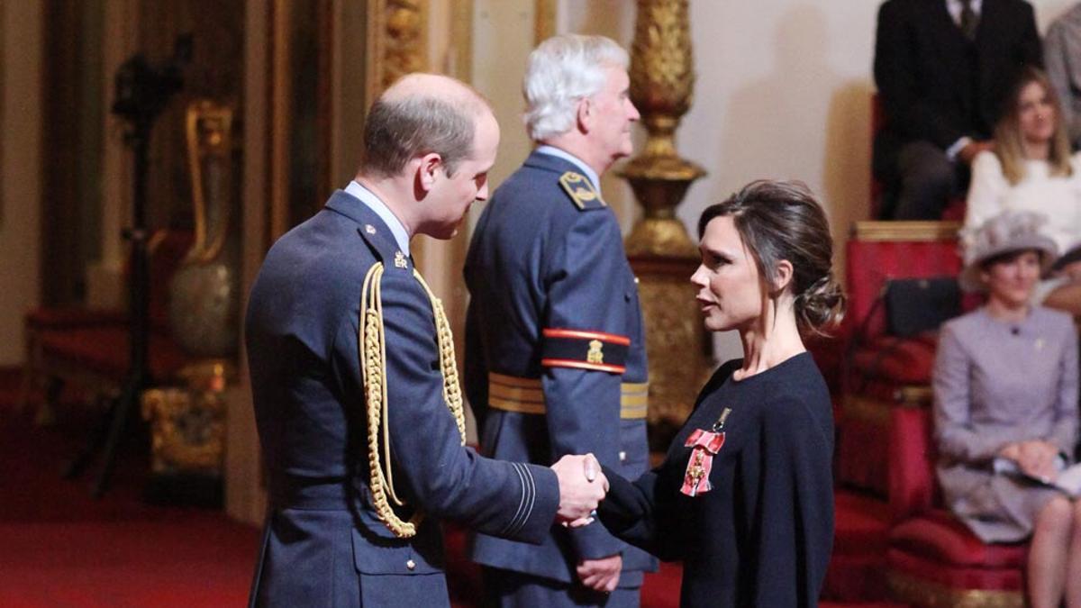 Victoria Beckham, condecorada en el Palacio de Cambridge